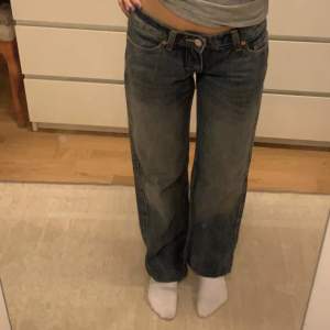 Hej!💓 Jag säljer mina weekday jeans arrow straight low i färgen vintage blue i strl 23/32 då dom är för små för mig nu. Använt några gånger men är som nyskick och superfina❤️❤️