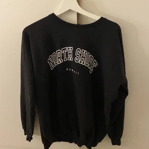 Svart sweatshirt med text - Har inte andvänt så mycket är i bra skick köpte den utomlands 