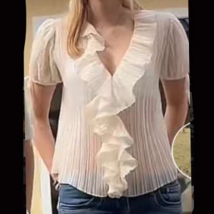 Somrig blus - Säljer nu min fina blus ifrån zara! Är endast använd ett fåtal gånger, köpt för ungefär 400 och säljs inte i butik längre. Storlek XS men jag brukar ha S och passar mig perfekt! Kontakta vid intresse!🥰