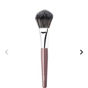 Caia bronzerborste - Caias bronzerborste, nummer 04. Endast testad enstaka gång men tyckte inte den kändes bra. Skickad med i originalförpackning. Tvättas såklart noggrant innan den postas. 170 kr inklusive frakt. Ord. pris 225kr