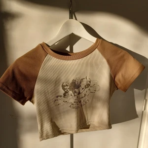 Brun crop top - En jätte fin brun/beige crip top som är använd fåtal gånger och är i bra skick🧸köptes för 150 men säljs för 50 ställ gärna fråget eller så☁️✨️