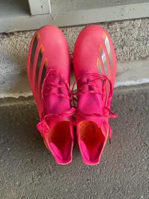 Adidas fotbollskor - Ett par adidas skor som är i bra skick, använda fåtal gånger