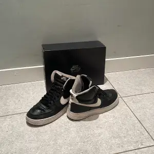 Nike Air Force High i storlek 44. Nypris : 1349kr mitt pris 600kr men pris går att diskuteras. Inte jätte använda men använt dom i ungefär 3 månader. Säljer pga att dom inte passar längre. 