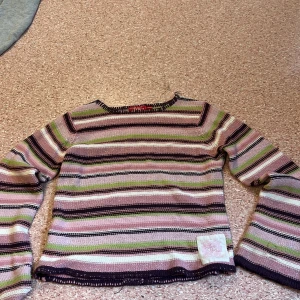 Stickad tröja. Kunden står för frakt,jag står ej för postens slarv, köpt är köpt  - Säljer min stickade tröja för kommer inte till användning bra skick 