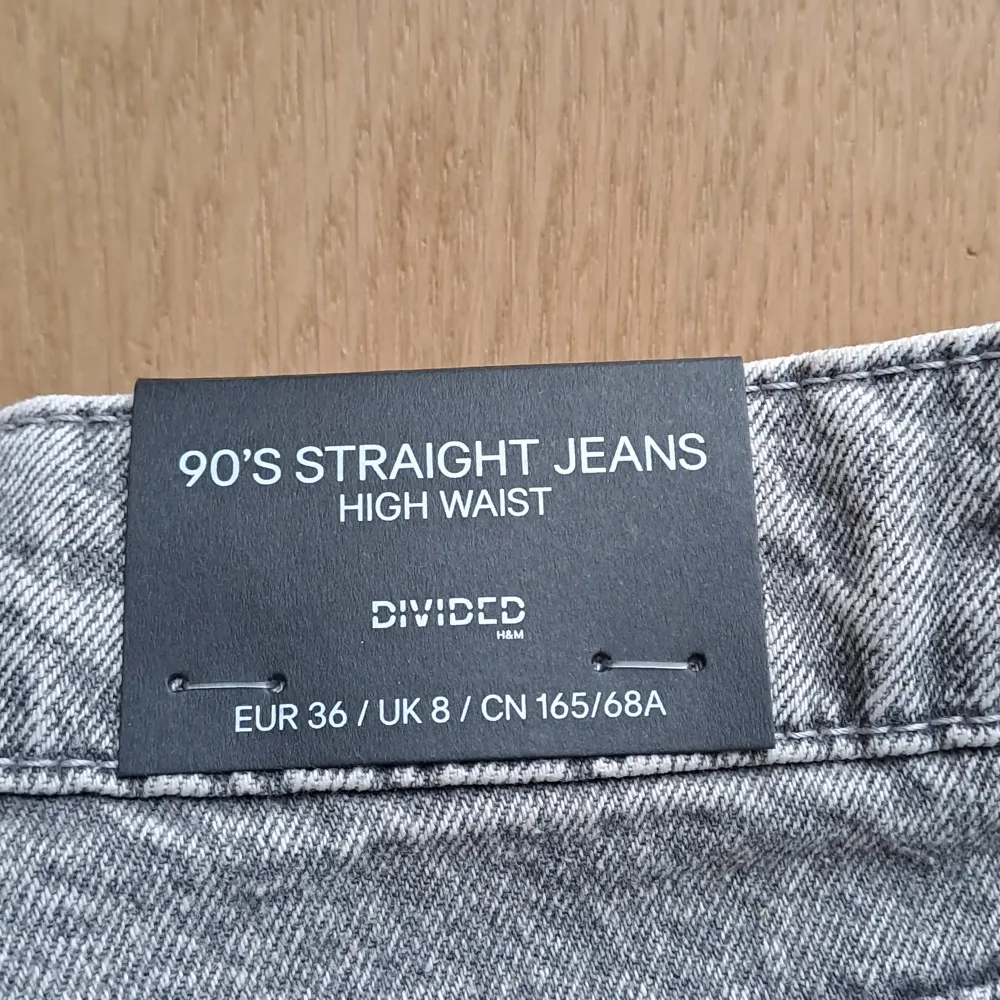Ett par gråa highwaist jeans från hm. Helt nya med prislapp på. Har även kvittot kvar! Säljer för att jag inte hann byta storlek i butik💕 (Nyskick 10/10) Storlek 36 (s) . Jeans & Byxor.