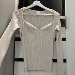 Stickad tröja  - Säljer denna stickade tröja från H&M i storlek L då den är för stor på mig