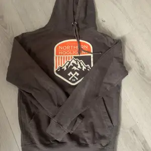 Säljer en Northern Hooligans hoodie i strl S Använd med i fint skick!