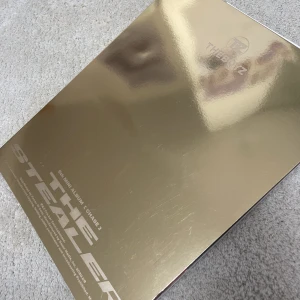 THE BOYZ ALBUM - The boyz album. Allt som kom med ingår. Nästan orörd och det finns inga defekter. Skriv för mer info eller bilder