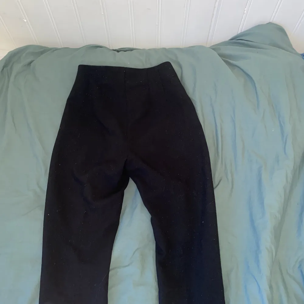 Kostym byxor från mango säljer pga förkorta. Dom är i nyskick och är i storlek 34 (xs). Jeans & Byxor.