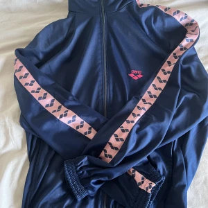 Arena zip up - Superfin och skön tröja från arena. Står att det är storlek 174 men den passar mig som brukar ha S. 
