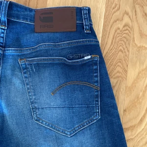 G star jeans  - Ett par g star jeans som är i relaxed fit. Väldigt bekväma 