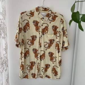 En fin skjorta från Carlings (Vailent) med tigrar på i storlek large. 