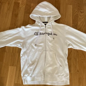 Champion hoodie  - En champion zip up hoodie som är i bra skick. 