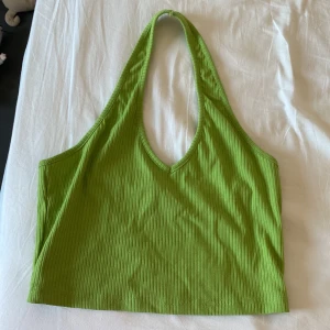 Grön haltertop  - Den är 2 år gammal men i bra skick. Knappt använd, inga fläckar eller så. Väldigt stretchig men den åker rätt tillbaka. Den är från shein.