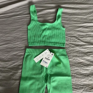 Zara - Jätte fint set ifrån zara. Toppen är i storlek xs-s och cykelbyxorna M-L, nypris på cykelbyxorna är 139kr och toppen 110kr 💕 säljer för 150kr båda delarna + 60 kr för frakten som köparen står för 💕