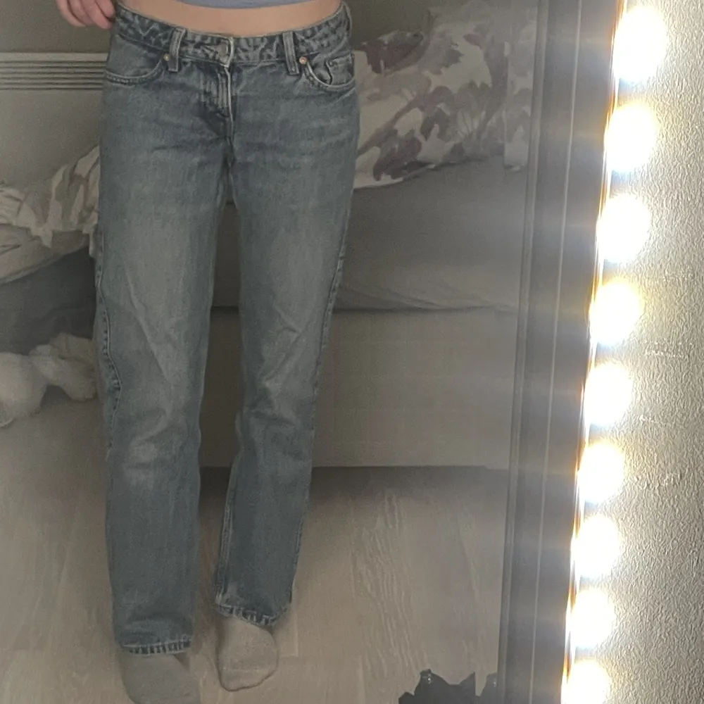 jeans från weekday i modellen arrow!. Jeans & Byxor.