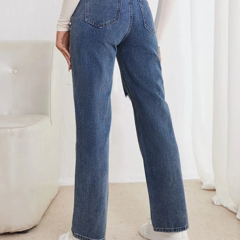 Medium/mörkblå jeans (Lånade bilder) . Jeans & Byxor.