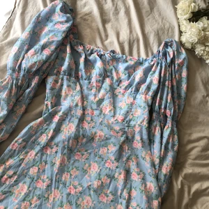 Sommarklänning - Supersnygg söt sommarklänning, figursydd med slits! Formar kroppen snyggt.  Storlek L 100kr