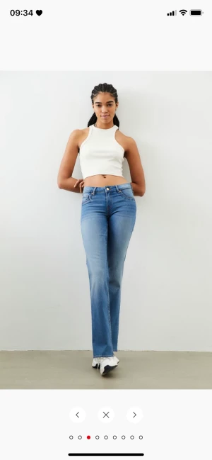 Låg midjade jeans  - Säljer de här lågmidjade Jeansen jag köpte i somras. Säljer de pga att ja it har haft någon användning av de. Byxan är aldrig använt. Köpte de för 200kr säljer för 140kr