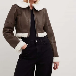 Kort jacka NA-KD - Hej 🌷 Säljer super snygg jacka från NA-KD (Sofia Coelho collection) Helt nytt! Prislappen är kvar. Nypris: 899 sek.