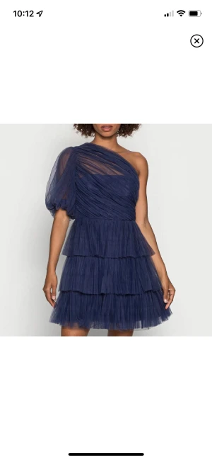 Klänning  - Söker denna by malina constance mini dress i blått i storlek 34/xs