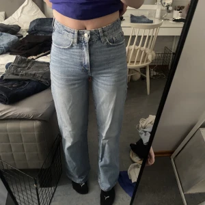 Blåa jeans - Blåa jeans ifrån lager 157. Köpa för 300kr. Passar nån i storlek S som är ca 170cm. Säljer även ett par grå/svarta i samma modell om du vill kolla in dem!