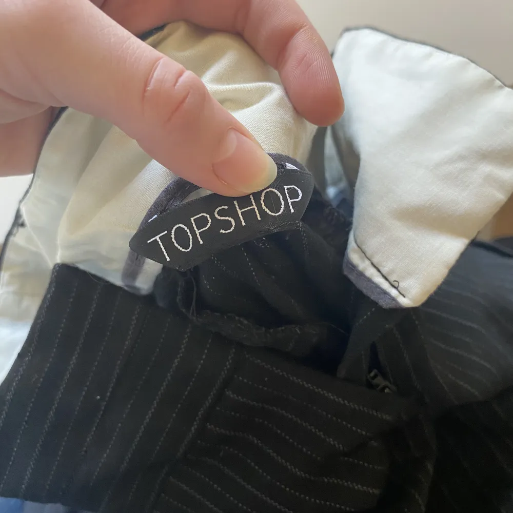 ASSNYGG Lågmidjade kostymbyxor från Topshop som tyvärr är för små! Randiga! Kan skicka fler bilder!. Jeans & Byxor.