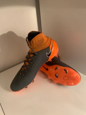 Nike Magista Obra II Fg - 40,5 EU - Nike Magista Obra 2 i storlek 40,5 EU. De är i väldigt bra skick. Använda ett fåtal gånger. Kontakta oss här, via mejl eller Instagram om ni är intresserade. Mvh Rshoes