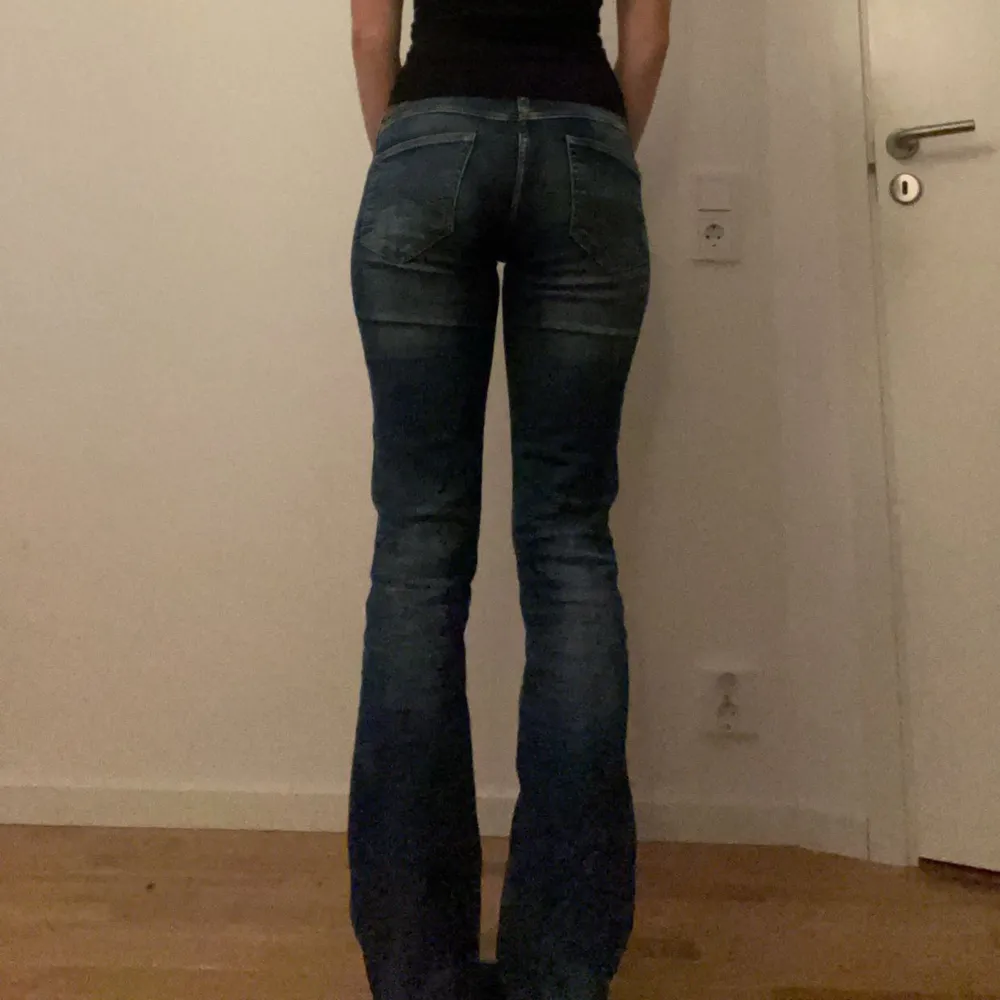 Low waist mustang jeans,  jeansen är högre där bak så är väldigt smickrande! Flare jeans, storlek W28L34 Materialet är lite stretchigt och jeansen är i jätte fint skick! Skriv privat för mått<3. Jeans & Byxor.