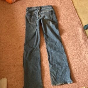 Inslitna jeans - Somriga, inslitna jeans från H&M som är väldigt eftertraktade❤️ Innerbenslängd: 76cm Midjemått rakt över: 35cm