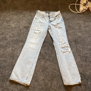 Jeans från aeropostale  - Säljer dessa jätte snygga jeans från aeropostale som är köpta i usa. storleken står tyvärr inte men skulle gissa på s. nästan helt oanvända. Skicka sm för bild på. Jag har s-m och dom är lite små för mig så om du har m kanske dom ej passar! 