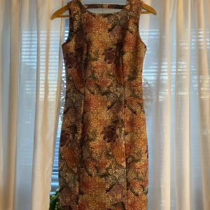 Klänning  - Jätte fin ber en fin form har använt den 2-3 gånger vill att den ska komma till användning kommer bli jätte fin på nån annan 