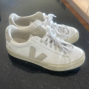 Veja sneakers  - Använda ett par gånger, men helt enkelt inte längre passar min stil så kommer inte till användning. 