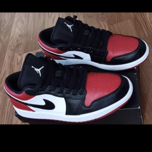 Air jordan 1 - köpte dessa snygga nike jordans 1 ifrån denna app men då dom tyvärr ej passade så säljer jag dom vidare.  Bra skick, skulle säga 9/10 som säljaren innan oxå sa, det pga lite crease på ena skon. Bara att höra av sig om man undrar något😊