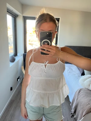Topp - Söt vit sommartorp från hm💖