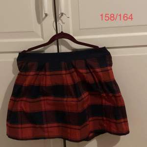 Säljer två söta kjolar som är i nyskick då de har blivit för små. Varje kjol kostar 50 kr. Storlekar står på bilderna. För mer bilder kontakta!