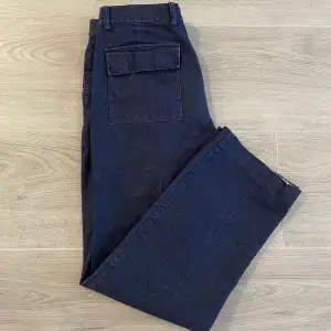 Snygga jeans i bra skick, ha överseende med att de är secondhand! Köpta på secondhand. Inga hål eller fläckar vad jag kan hitta. Passar mig som har 38.  Frakt tillkommer💕 Kolla gärna in mina andra annonser - säljer klänningar, jeans, toppar, med mera! 