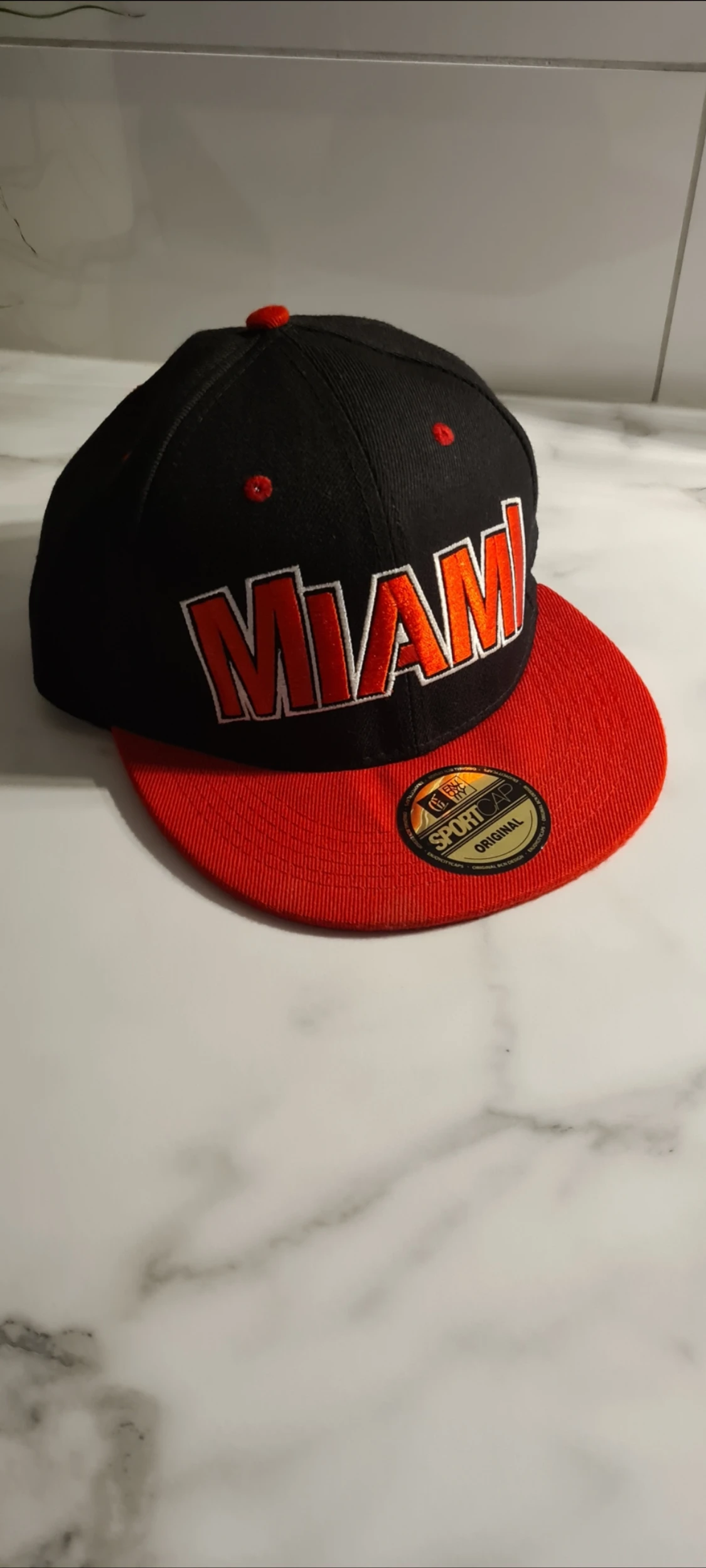 Keps, Cap, Miami, svart med röd text, nyskick.