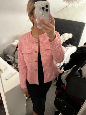 Rosa kappa - En rosa kappa helt oanvänd. Storlek 36