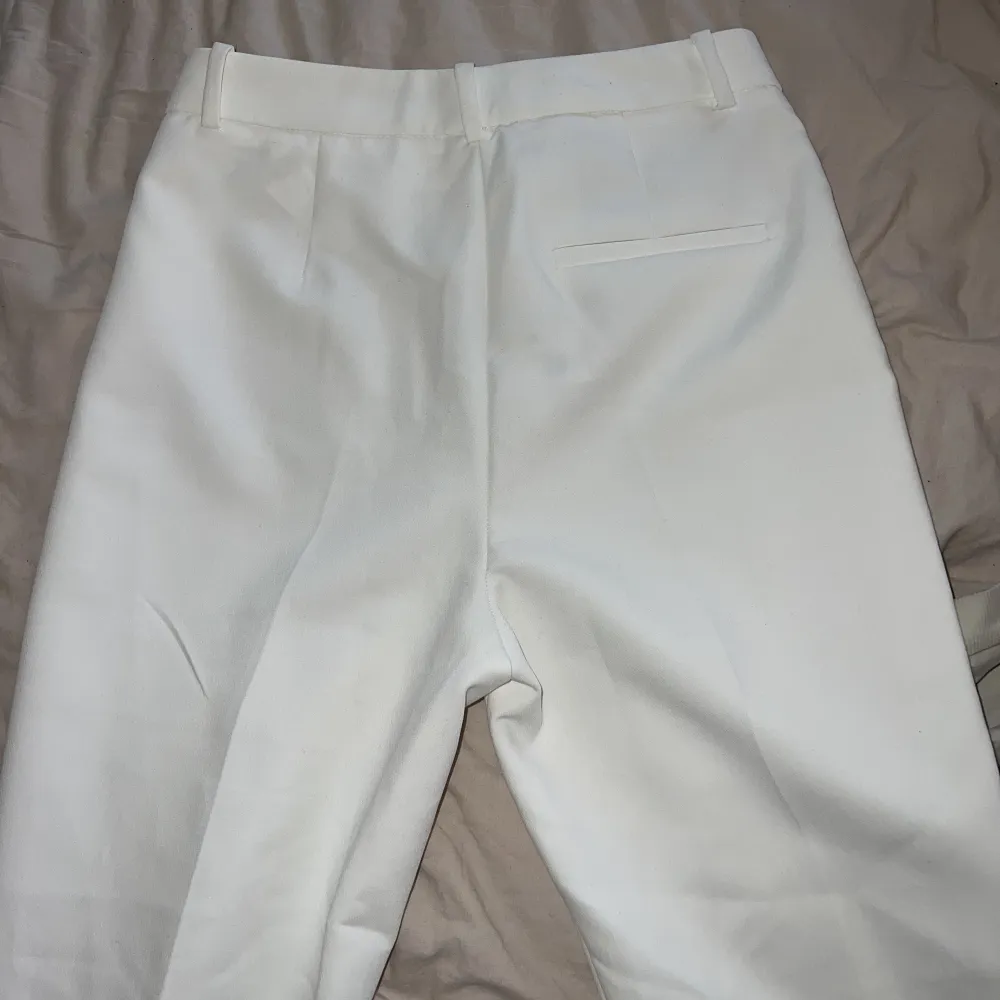 Helt nya vita kostymbyxor från Zara i storlek S med slit, prislappar kvar, nypris 399kr pris kan diskuteras☺️. Jeans & Byxor.