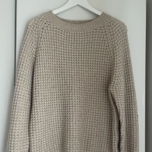 Stickad tröja  - Storlek L men passar m om du vill ha den lite lösare 