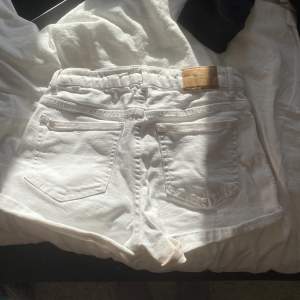 Vita shorts från zara. Midjemått 34cm☺️