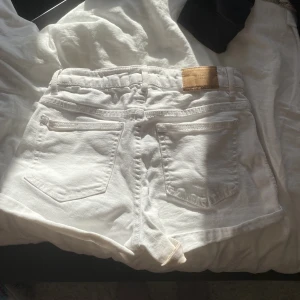 Shorts - Vita shorts från zara. Midjemått 34cm☺️