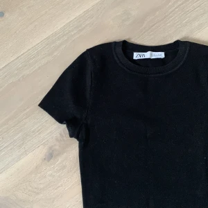 svart t-shirt - svart t-shirt från zara i bra skick 💌 pris kan diskutera 🫶kontakta mig vid intresse eller för fler bilder. säljer än likadan t-shirt fast i vit också 