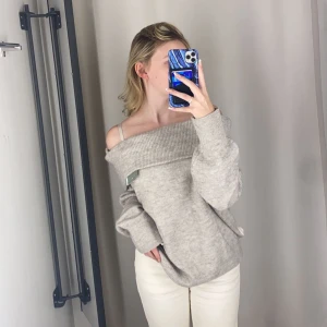 Off shoulder tröja - Denna off shoulder stickade tröja är i jätte fint skick och jätte populär ifrån hm. Den är svår att få tag på och jätte fin!   Säljer även jeansen som jag har till på första bilden, de finns i min profil❤️