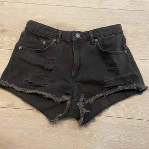 Snygga slitna shorts! Från djur- och rökfritt hem. Se gärna mina andra annonser. 