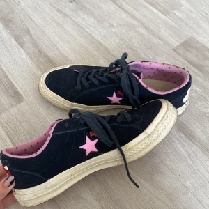 hello kitty converse - låga hello kitty converse, köpta från weekdays second hand hörna! hur söta som helst🩷🌸