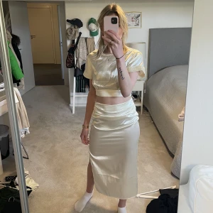 Matchande set NA-KD  - Säljer detta supersnygga silkes set från NA-KD kollektionen dona’e. Älskar både materialet och passformen. Perfekt till fest i sommar🤍 även snyggt och använda seperat! Stl 34 säljer för 200kr