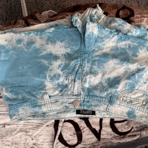Unika shorts från forever21 - Väldigt snygga shorts från USA. Köpta från Forever21 och endast använda en sommar. Ngt kort modell. Snygg klänning, typ ”dassig vinröd” Mer info på sista bilden. KOLLA GÄRNA IN MINA ANDRA ANONSER, DET MESTA ÄR HELT OANVÄNT 🥰