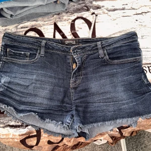 Shorts med slitning, Forever21 - Snygga shorts från Forever21, köpta i USA. Använda 2 somrar. Ngt kort modell. Snygg klänning, typ ”dassig vinröd” Mer info på sista bilden. KOLLA GÄRNA IN MINA ANDRA ANONSER, DET MESTA ÄR HELT OANVÄNT 🥰